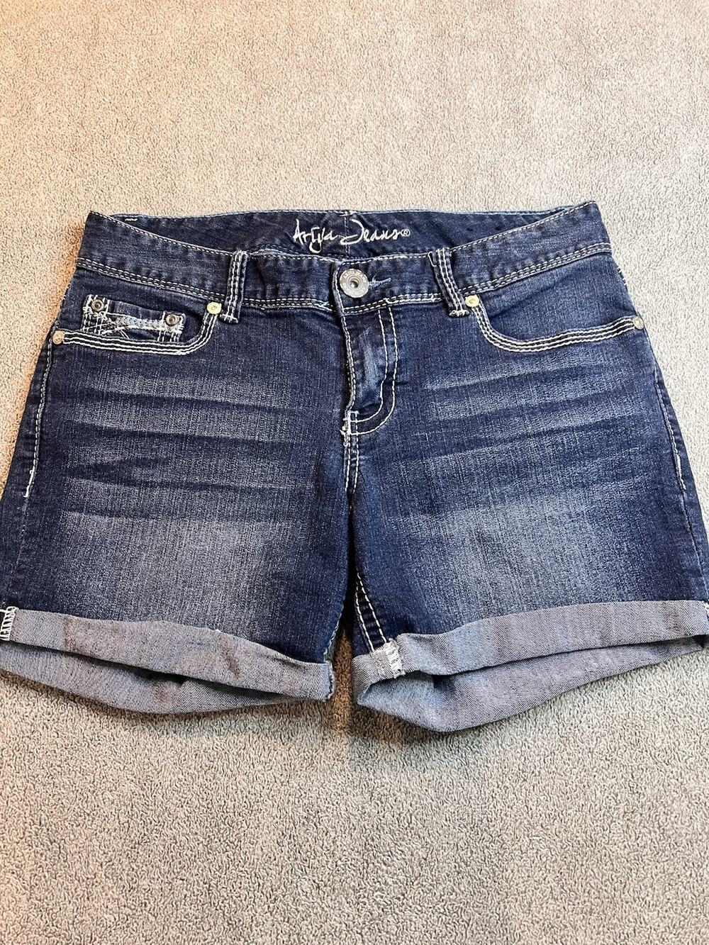 Ariya Jeans Y2K Denim Shorts Size 9/10 Dark Wash Embroidered FlapPocket Cuffed